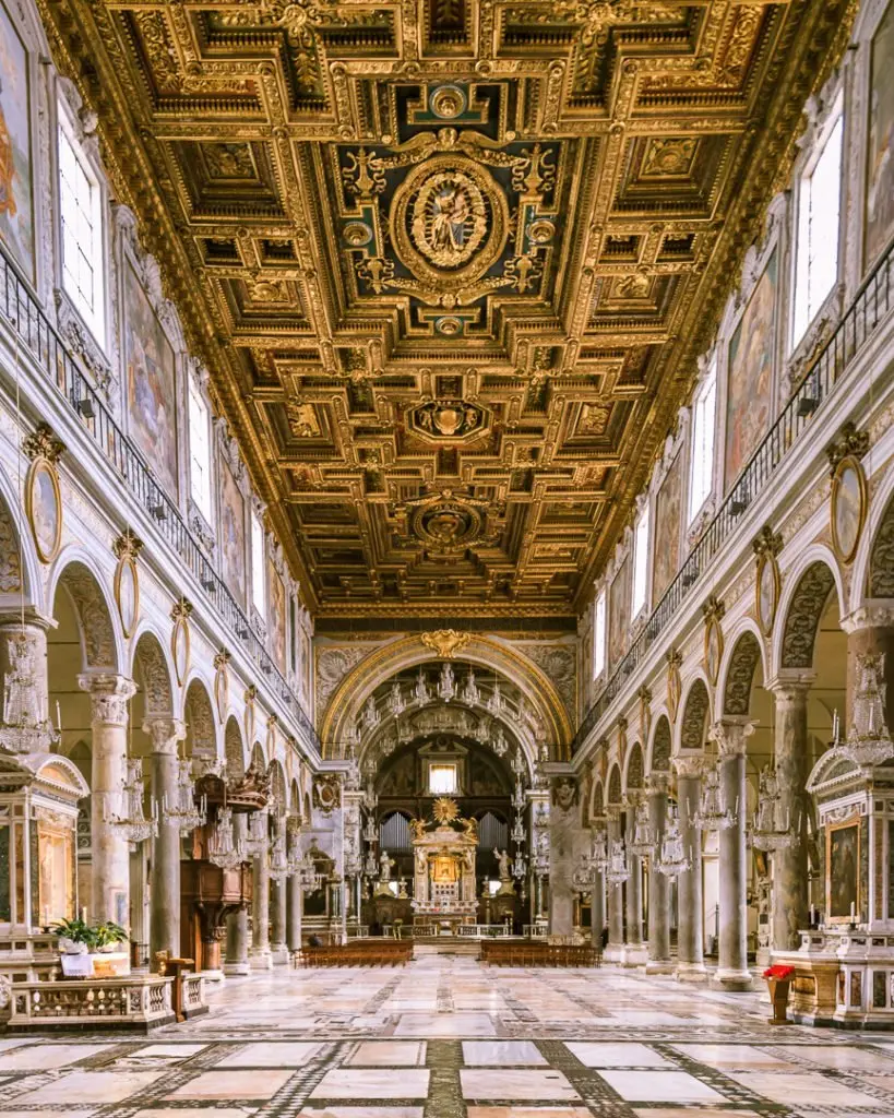 Santa Maria in Aracoeli, navata centrale. Roma. Santa Maria in Aracoeli, navata centrale. Roma.