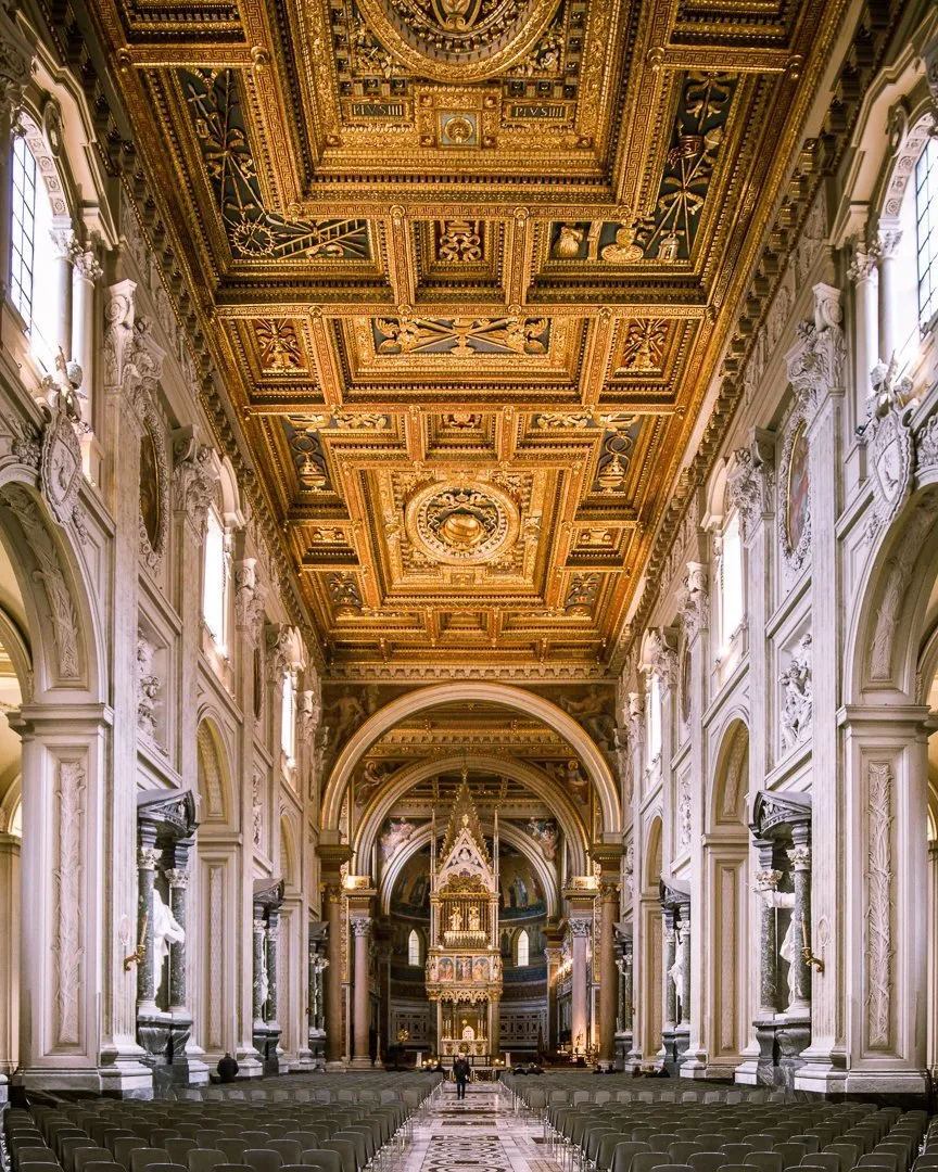 Chiesa di San Giovanni in Laterano, navata centrale. Roma. Chiesa di San Giovanni in Laterano, navata centrale. Roma.